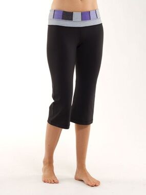 Lululemon Groove Crop Luon Reversible Leggings Size 6 Black Purple Quilting